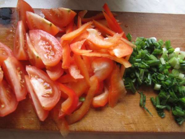Перец, очищенный от семян, помидоры (дольками), зеленый лук порезать. Перец, очищенный от семян, помидоры (дольками), зеленый лук порезать.