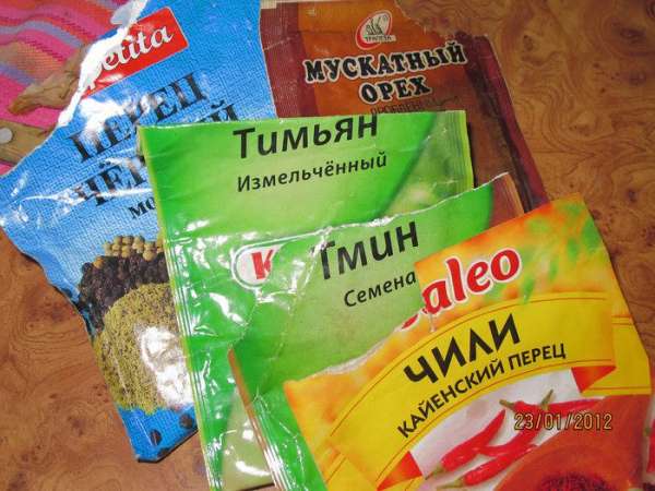 Все специи смешать. Добавьте ещё щепотку сахара, он усиливает вкус.