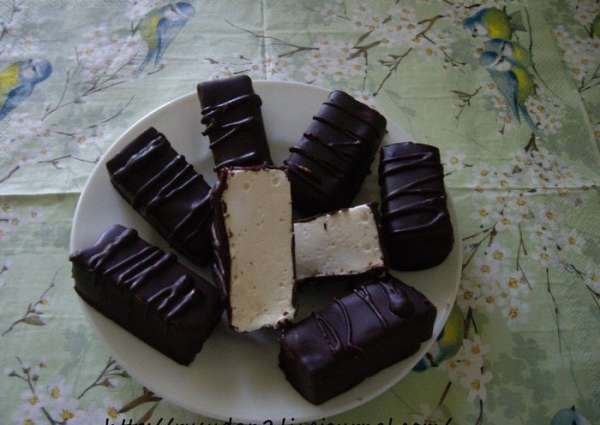 Остатками шоколада нанесла полосочки.
Вкусные получились конфетки.
Приятного!!!!