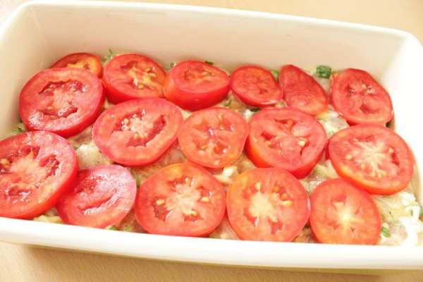 Слой нарезанных кружочками томатов