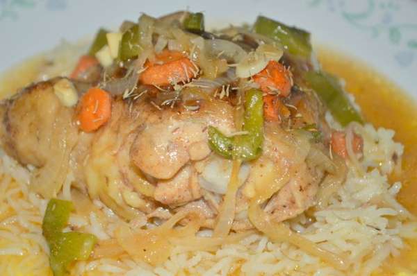 Готовую курицу подаем с овощами и гарниром и тимьяном. Приятного аппетита.