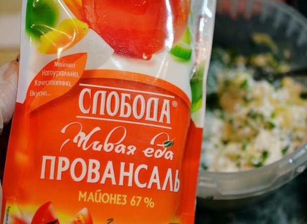 Добавить майонез, перемешать. Я использую майонез Провансаль ТМ «Слобода» — он не содержит крахмала и ГМО, прошел органик-контроль, сделан из натуральных ингредиентов и обладает высокими вкусовыми качествами.