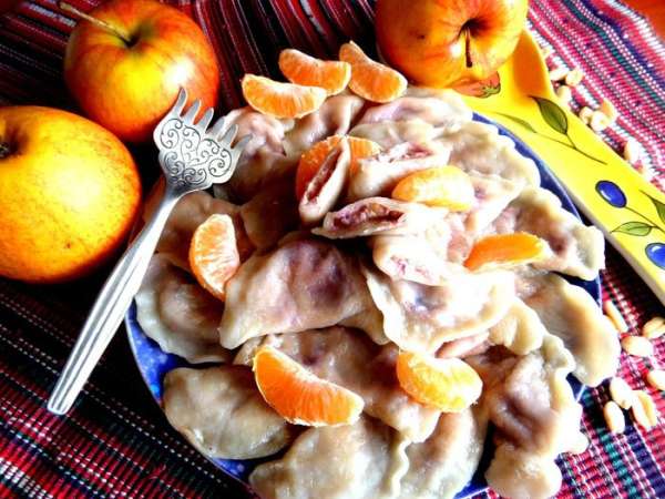 А вот такие они в разрезе! Начинка очень нежная и обалденно вкусная,а вместе с постным тестом можно смело кушать,не боясь,что много калорий)))