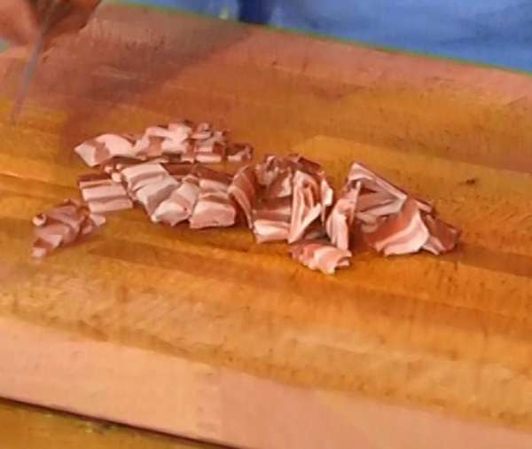 Бекон нарезать маленькими кусочками.