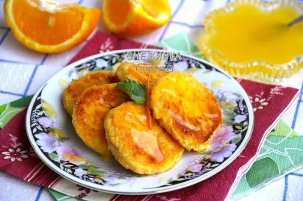 Подаём сырники с соусом. 