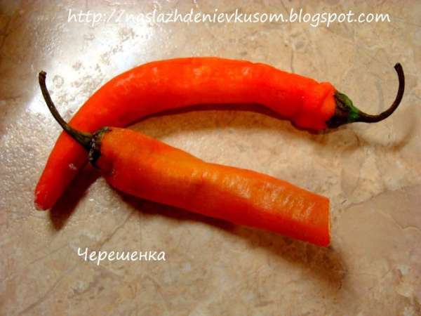 Красный жгучий перчик нарезать малюсенькими кусочками, предварительно удалив семена… Красный жгучий перчик нарезать малюсенькими кусочками, предварительно удалив семена…