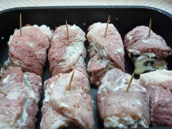 Мясо сворачиваем рулетиками и закалываем зубочисткой.