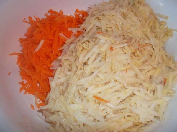 Морковь и картофель очистить и натереть на средней терке...