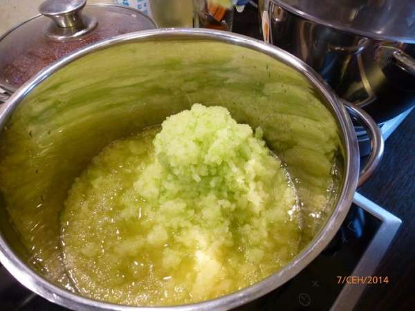 Кабачки и перец перекручиваем на мясорубке, можно прямо в кастрюлю. Кабачки и перец перекручиваем на мясорубке, можно прямо в кастрюлю.