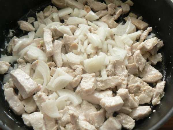 Нарезать кубиками мясо. Потушить мясо и измельченный лук до прозрачности, Нарезать кубиками мясо. Потушить мясо и измельченный лук до прозрачности,