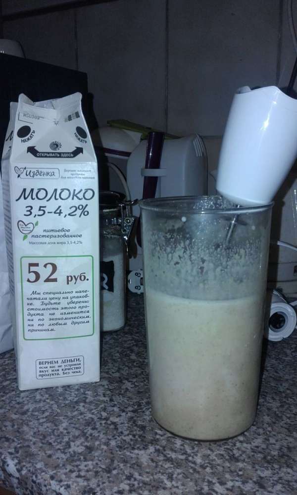 Взбиваем яйца с сахаром, добавляем муку, сахар, соль и все перемешиваем, затем добавляем молоко, доводя тесто до жидкого состояния.