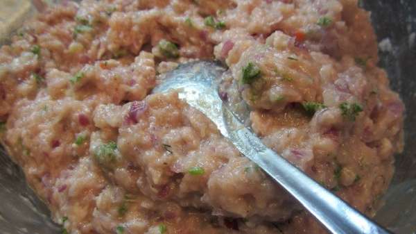 А пока тесто настаивается,приготовить фарш. Свинину с луком перекрутить в мясорубке, добавить соль,перец,специи по вкусу, измельченный укроп .В фарш добавить кефир для сочности, хорошо перемешать. А пока тесто настаивается,приготовить фарш. Свинину с луком перекрутить в мясорубке, добавить соль,перец,специи по вкусу, измельченный укроп .В фарш добавить кефир для сочности, хорошо перемешать.