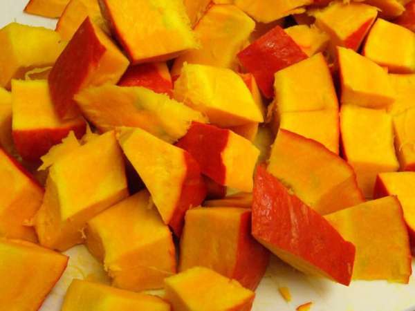 Нарезаем тыкву (с кожицей!) крупным кубиком. Нарезаем тыкву (с кожицей!) крупным кубиком.