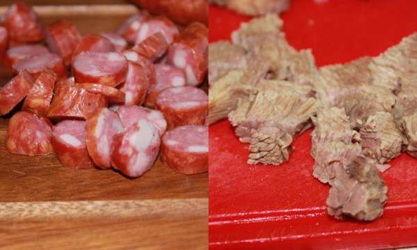Процедить бульон, снять мясо с косточек, нарезать небольшими кусочками. Охотничьи колбаски нарезать кружками толщиной 1-1,5 см. Процедить бульон, снять мясо с косточек, нарезать небольшими кусочками. Охотничьи колбаски нарезать кружками толщиной 1-1,5 см.