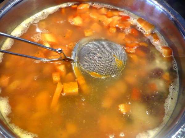 Рис зальем оставшимся бульоном, добавим морковь, сладкий перец, изюм, куркуму и кардамон, положенный в ложку для заваривания чая, также положим палочку корицы, нагреем до кипения и оставим вариться на 10 минут под крышкой на медленном огне. Снимем с огня, достанем кардамон и корицу, перемешаем и оставим под крышкой на 10 минут «париться» до готовности. Рис зальем оставшимся бульоном, добавим морковь, сладкий перец, изюм, куркуму и кардамон, положенный в ложку для заваривания чая, также положим палочку корицы, нагреем до кипения и оставим вариться на 10 минут под крышкой на медленном огне. Снимем с огня, достанем кардамон и корицу, перемешаем и оставим под крышкой на 10 минут «париться» до готовности.