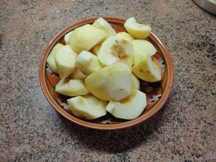 В рецепте не указывалось - готовое пюре использовать или готовить самой. Я решила приготовить. Очистила 300 г яблок от кожицы и сердцевины, нарезала на дольки, добавила пару столовых ложек воды и размягчила в микроволновке. Затем пюрировала. Получилось как раз 250 мл.