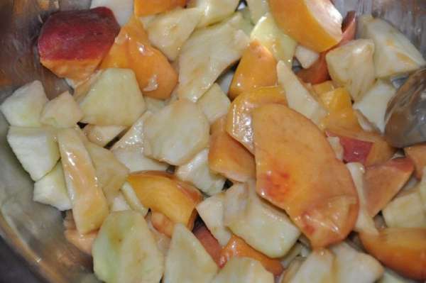Фрукты моем, очищаем и режем кубиками, смешиваем с пряностями, сахаром и карамелью, перекладываем в форму. Фрукты моем, очищаем и режем кубиками, смешиваем с пряностями, сахаром и карамелью, перекладываем в форму.
