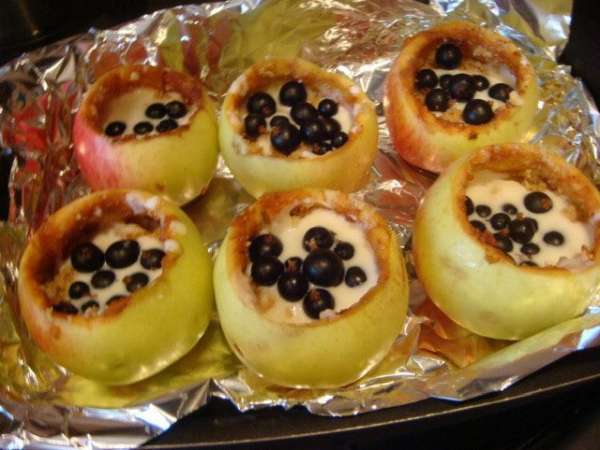 В очищенные яблоки внутрь посыпать сахаром 1 ч.л. и корицей по вкусу,примерно 1/4 ч.л. .
Потом распределяем смесь печенья с орехами, примерно по 2 ст.л. .
Сверху крем и ягодки смородины. (всегда на кусту оставляю для украшения к блюду и поесть, так остается немного до конца августа).
Поставить в разогретую духовку 180 градусов на 15 минут. В очищенные яблоки внутрь посыпать сахаром 1 ч.л. и корицей по вкусу,примерно 1/4 ч.л. .
Потом распределяем смесь печенья с орехами, примерно по 2 ст.л. .
Сверху крем и ягодки смородины. (всегда на кусту оставляю для украшения к блюду и поесть, так остается немного до конца августа).
Поставить в разогретую духовку 180 градусов на 15 минут.