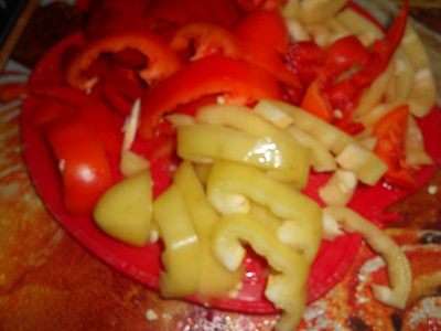 затем добавить нарезанный кусочками картофель и тушить до готовности картофеля, как картофель будет готов - отключить плиту и добавить порезанный укроп и чеснок.