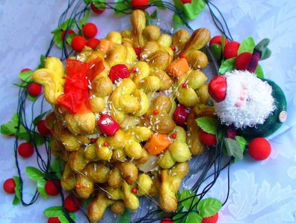 Елку украсить, исходя из вашего вкуса и фантазии. У меня конфетки, кондитерская присыпка, «снежок» из кокосовой стружки и карамельные нити. Елку украсить, исходя из вашего вкуса и фантазии. У меня конфетки, кондитерская присыпка, «снежок» из кокосовой стружки и карамельные нити.