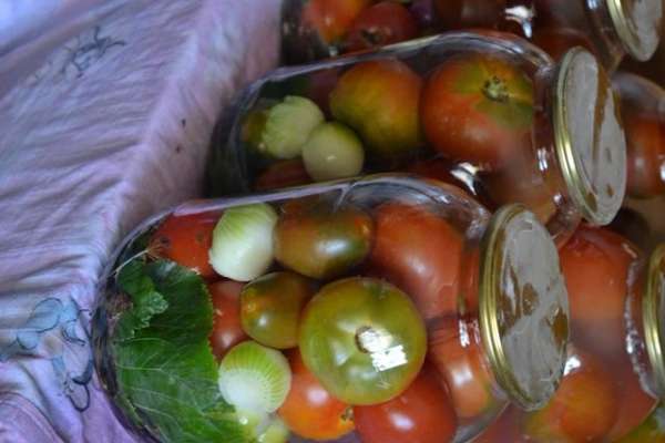 Сливаем воду. Кладем в нее сахар, соль и уксус. Горячим маринадом заливаем банки и закатываем. Сливаем воду. Кладем в нее сахар, соль и уксус. Горячим маринадом заливаем банки и закатываем.