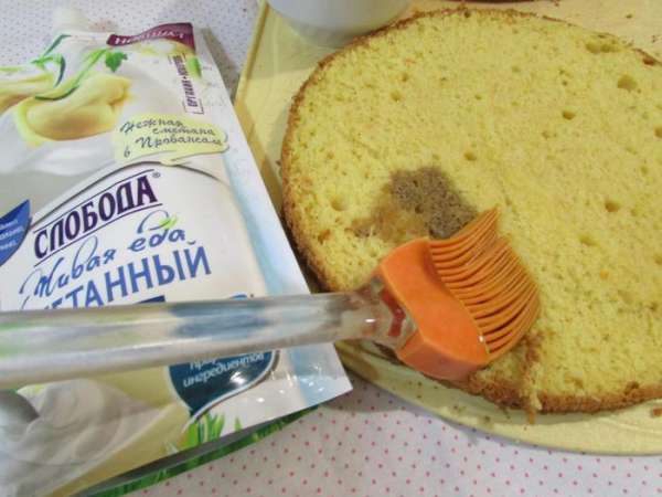 Пропитать коржи любой пропиткой (у меня свежесваренный кофе + коньяк). Пропитать коржи любой пропиткой (у меня свежесваренный кофе + коньяк).
