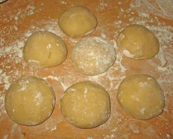 Через 2 часа тесто разделить на 7 одинаковых кусочков. Через 2 часа тесто разделить на 7 одинаковых кусочков.