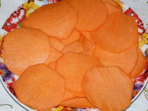 Тыкву нарезать тонкими слайсами, посолить по вкусу. Отставить на пару минут, чтобы вышла лишняя жидкость. Тыкву нарезать тонкими слайсами, посолить по вкусу. Отставить на пару минут, чтобы вышла лишняя жидкость.