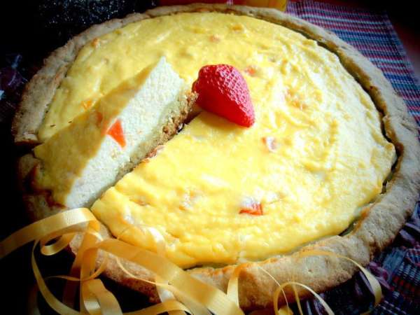 Теперь можно не торопясь отрезать кусочек ароматной,нежной ватрушки (кто хочет,может выпечь прямоугольником и нарезать на квадратики,но я пошла классическим путём нарезания пирога...по-домашнему!).