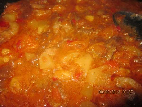 Приготовим соус.Соевый соус,сахар,кетчуп перемешаем.Готовое мясо выложим к фруктово-овощной смеси и зальем нашим кисло-сладким соусом.Потушим минут5-10.Мясо готово. Приготовим соус.Соевый соус,сахар,кетчуп перемешаем.Готовое мясо выложим к фруктово-овощной смеси и зальем нашим кисло-сладким соусом.Потушим минут5-10.Мясо готово.