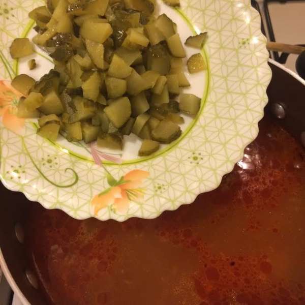 Огруцы мелко нарезать. В бульон добавить огурцы, мясо и варить 5 минут. Огруцы мелко нарезать. В бульон добавить огурцы, мясо и варить 5 минут.