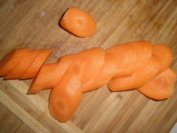 Морковь очистить и нарезать наискосок ломтиками толщиной около 5 мм. Морковь очистить и нарезать наискосок ломтиками толщиной около 5 мм.
