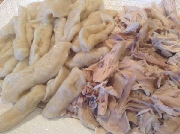 Мясо и галушки макают в острый соус (или бульон, а можно и просто запивать бульоном).