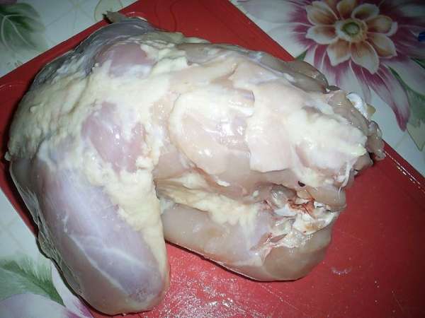 С куриной тушки срезаем все мясо. Из него мы сделаем фарш, а из костей получиться прекрасный бульон.