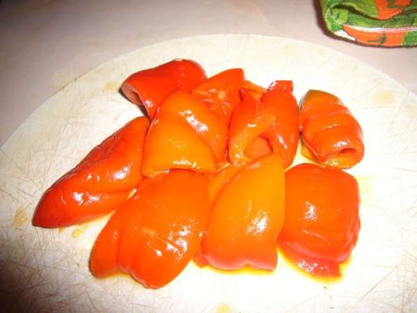 Достать из банки перцы и нарезать полосками.
