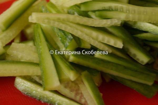 Морской коктейль отварить в воде минут 5-7. Нарезать тонкой соломкой огурцы и выложить в чашу.