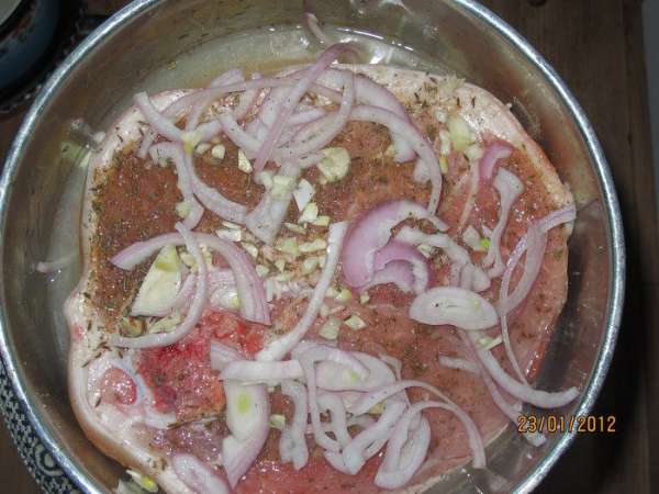 Разогреть духовку до 200 градусов.
Маринад вылить на мясо, лук распределить и под мясо тоже.