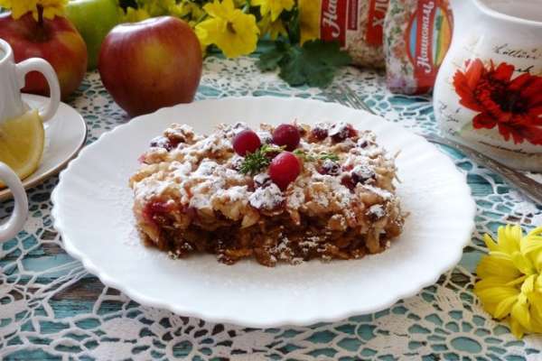 Запеканка получается очень ароматной, сочной и нежной! Хороша она и теплой, и холодной. К ней можно подать сметану или йогурт. Холодная запеканка лучше режется на кусочки.