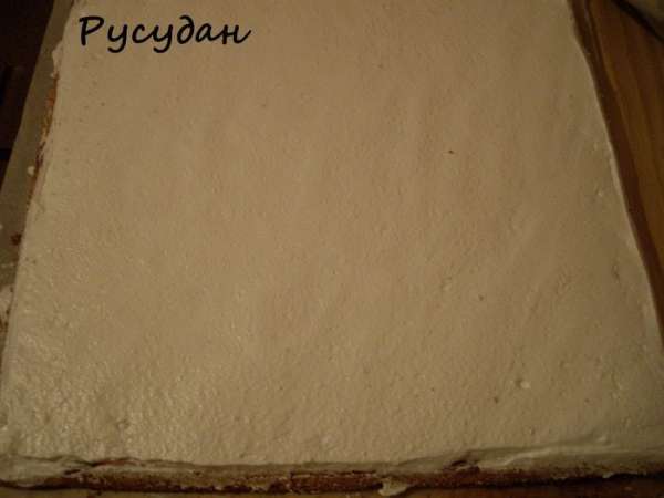 Охладила, сверху эту вишневую красоту закрыла итальянской меренгой.
Белки поставить взбивать, а тем временем сварить сироп из сахара, воды - на медленном огне, до твердого шарика (120-130 гр.), покачивая кастрюльку. В готовый сироп всыпать лимонную кислоту на кончике ч.л., интенсивно перемешать, снять с огня. Горячий сироп влить тонкой струйкой в белки, добавить еще пол ложки лимонной кислоты. Взбивать пока крем не остынет.