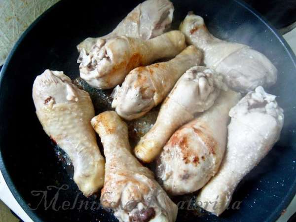 Нарезать лук полукольцами. Чеснок мелко порубить. 