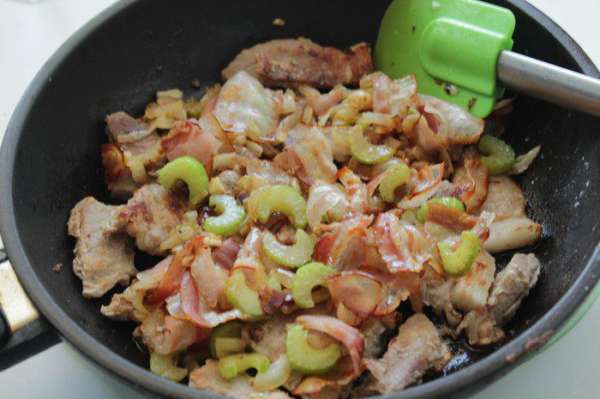 Добавить бекон и овощи к мясу.