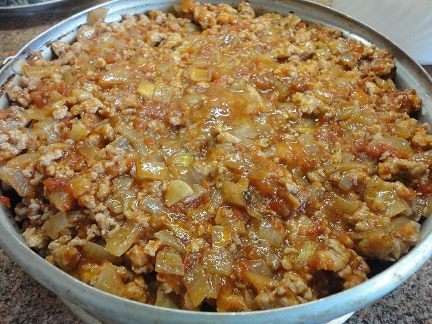 Сверху выложить готовый фарш с соусом. И запекать в духовке при температуре 210°C 15 минут. Затем посыпать оставшимся сыром и еще запекать 10 минут. Сверху выложить готовый фарш с соусом. И запекать в духовке при температуре 210°C 15 минут. Затем посыпать оставшимся сыром и еще запекать 10 минут.