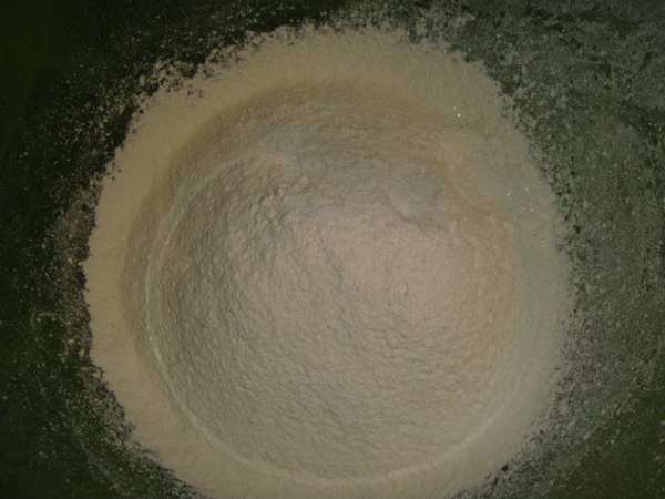 3 с половиной стакана муки просеять в чашку. Добавить соль и сахар. 3 с половиной стакана муки просеять в чашку. Добавить соль и сахар.