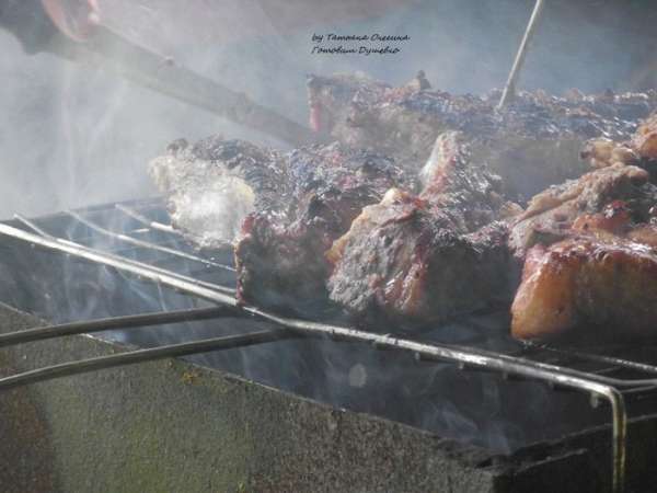 Проверяйте готовность мяса так: если корочка уже красивая и хорошо зарумянившаяся, проверьте чтобы сок из мяса выходил прозрачный – это значит, что оно готово и ребрышки можно снимать с мангала. Проверяйте готовность мяса так: если корочка уже красивая и хорошо зарумянившаяся, проверьте чтобы сок из мяса выходил прозрачный – это значит, что оно готово и ребрышки можно снимать с мангала.