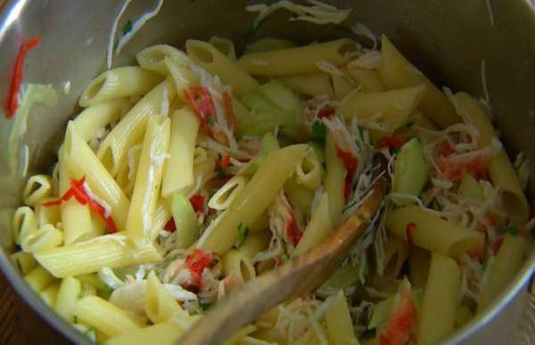 В сковороду с перцем чили влить лимонный сок, добавить мясо краба и измельченную кинзу, все перемешать и выложить в горячие макароны.