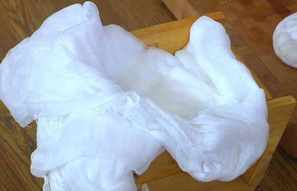 Поместить форму с пасхой в глубокую тарелку или противень, поставить сверху груз и оставить на пару дней. Поместить форму с пасхой в глубокую тарелку или противень, поставить сверху груз и оставить на пару дней.