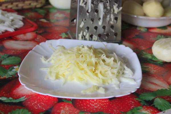 Картофель помыть, почистить, натереть на тёрке (отжать, жидкость слить).
Картофель помыть, почистить, натереть на тёрке (отжать, жидкость слить).