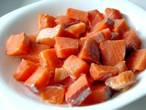 Филе лосося без кожи нарежьте не слишком мелкими кубиками и переложите в глубокую тарелку.