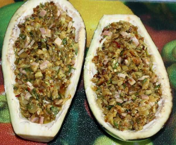 Готовой начинкой заполняем баклажаны.
