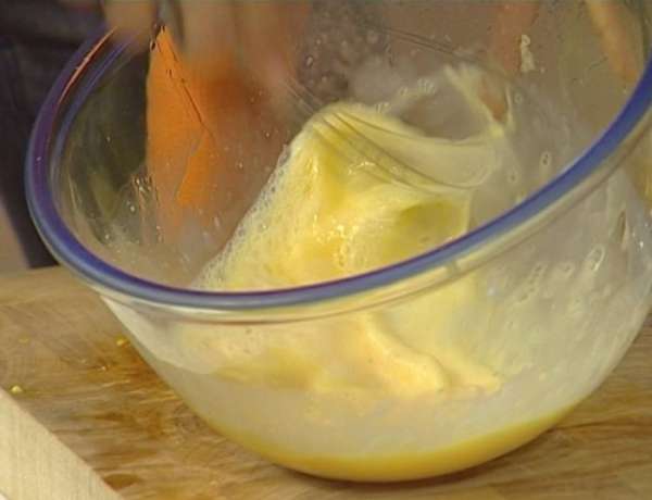 Яйца взбить с молоком, сахаром и солью. Яйца взбить с молоком, сахаром и солью.